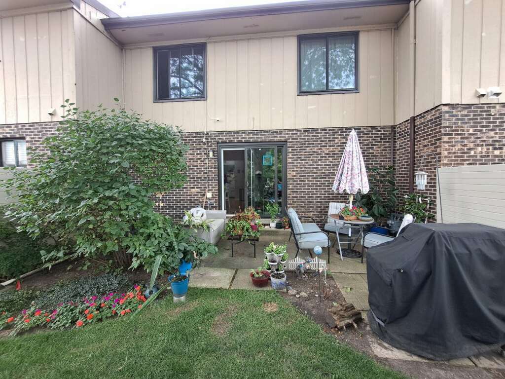 Property Photo:  320 E Rimini Court  IL 60067 