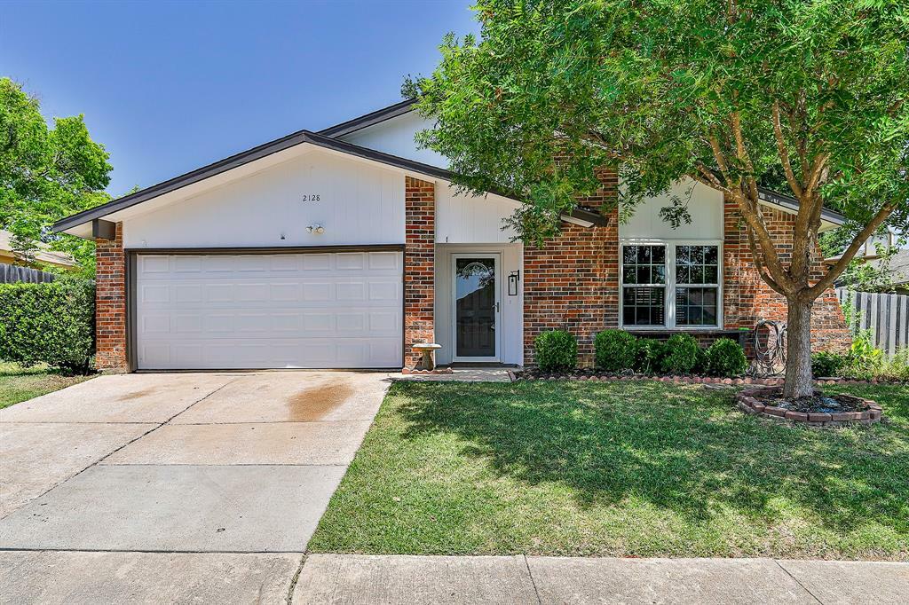 Property Photo:  2128 Loma Verde Drive  TX 76021 