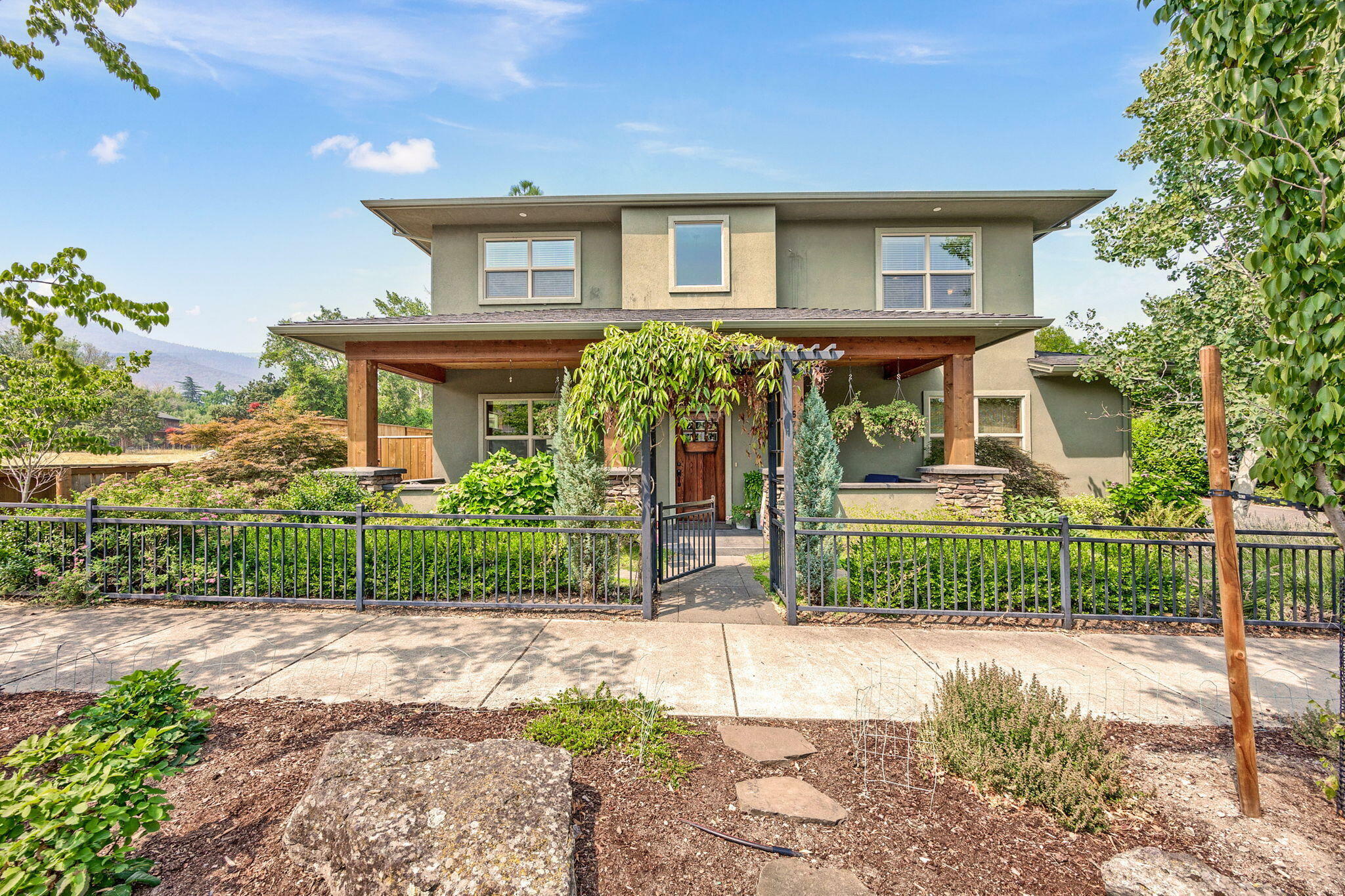 Property Photo: 677 Jaquelyn Street OR 97520