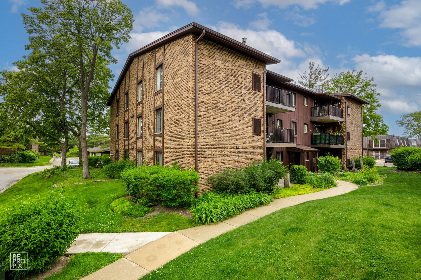 Property Photo: 68 W 64th Street 104 IL 60559