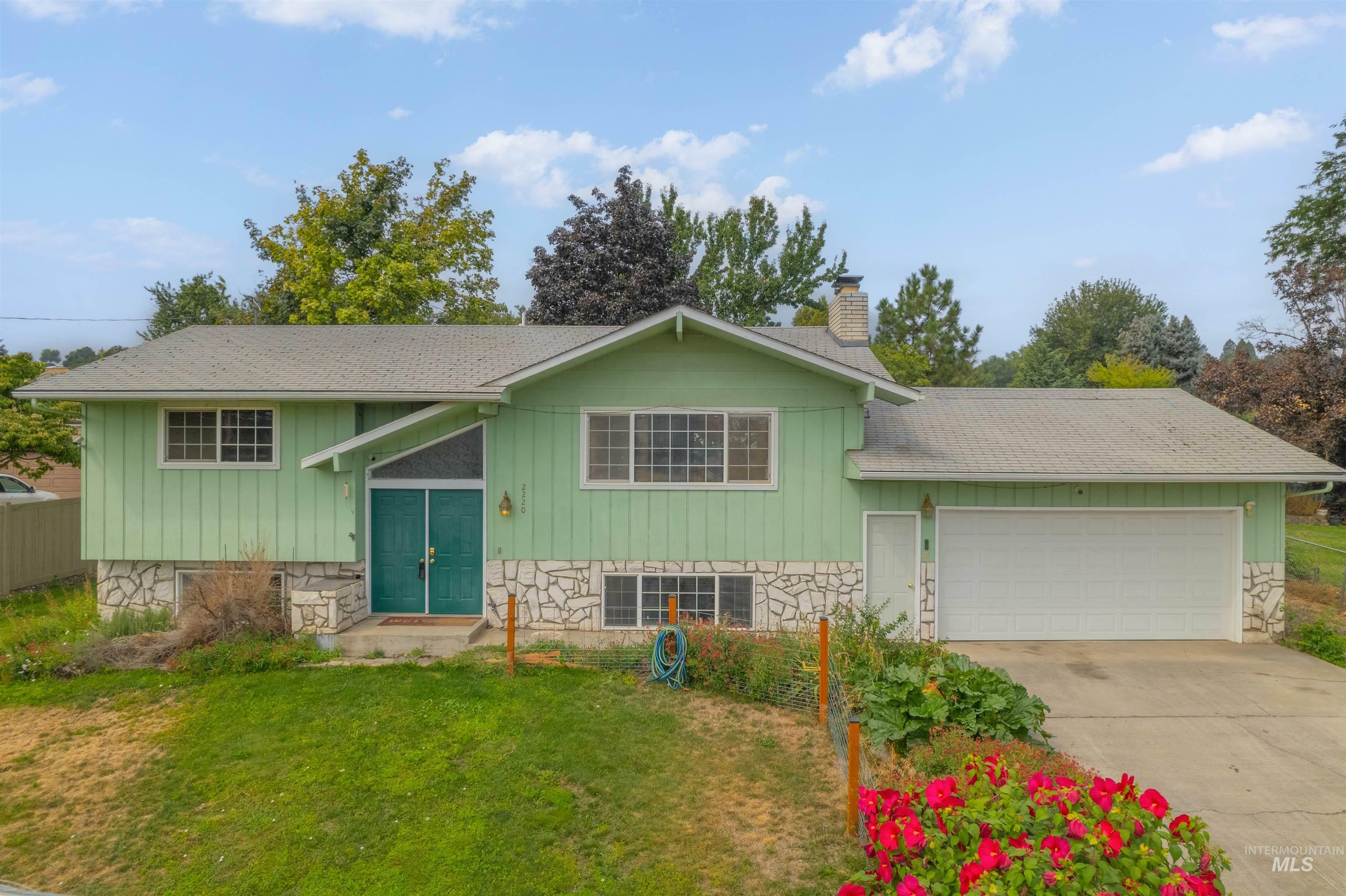 Property Photo:  2220 Schaefer Drive  WA 99403 