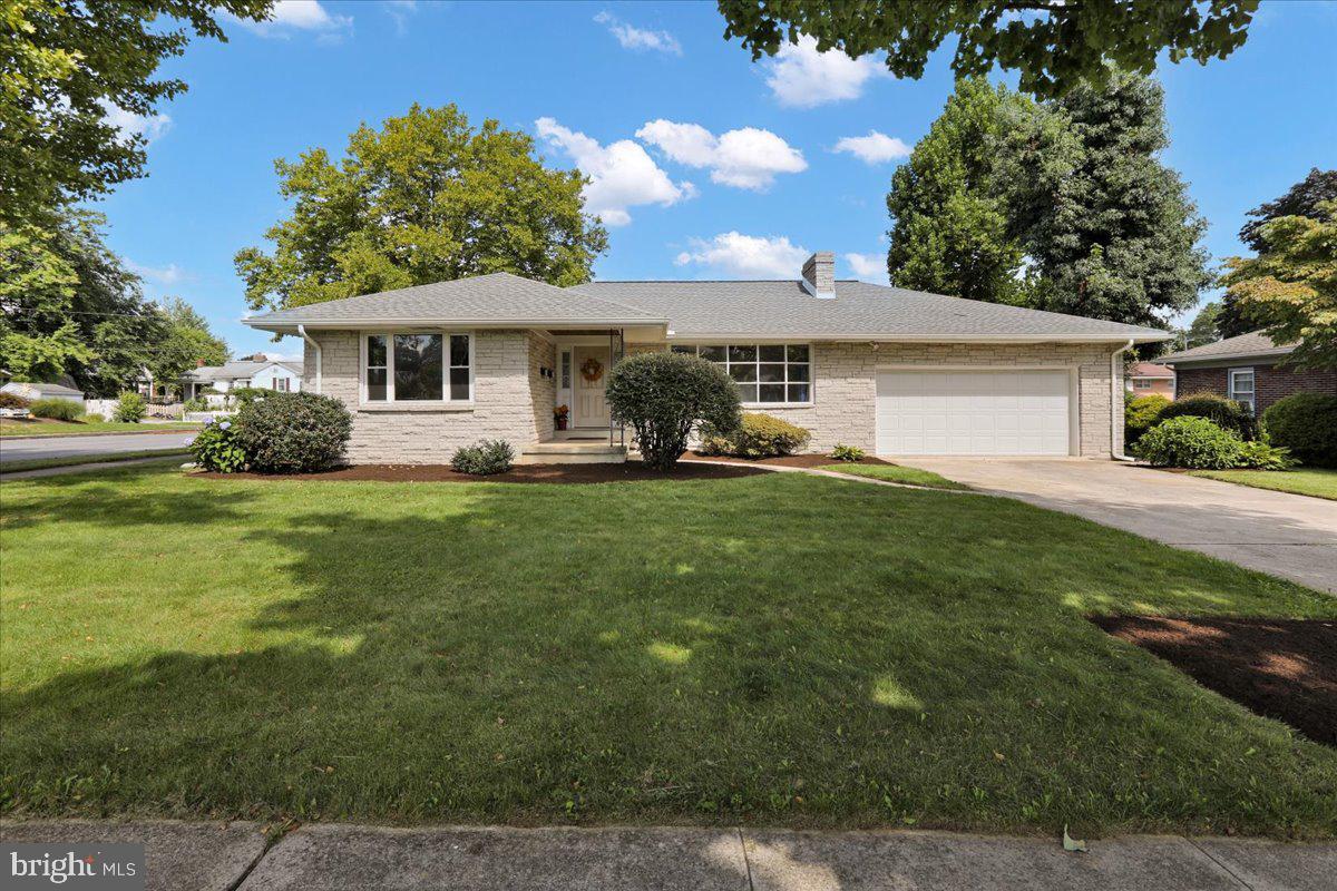 Property Photo: 505 E Walnut Street PA 17078