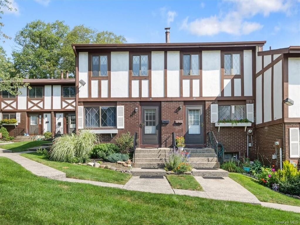 Property Photo:  98 Buckingham Court  NY 10970 