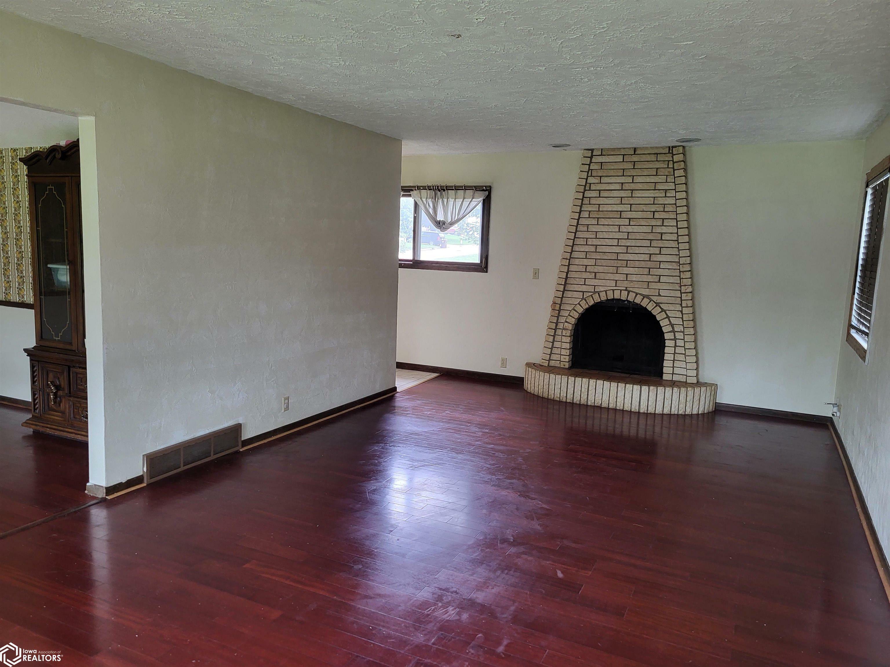 Property Photo:  1906 Edgebrook Drive  IA 50158 