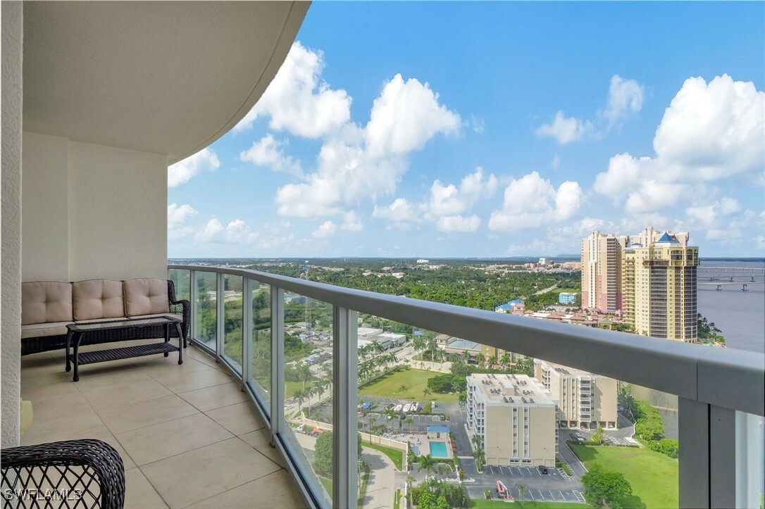 Property Photo:  3000 Oasis Grand Boulevard 2405  FL 33916 