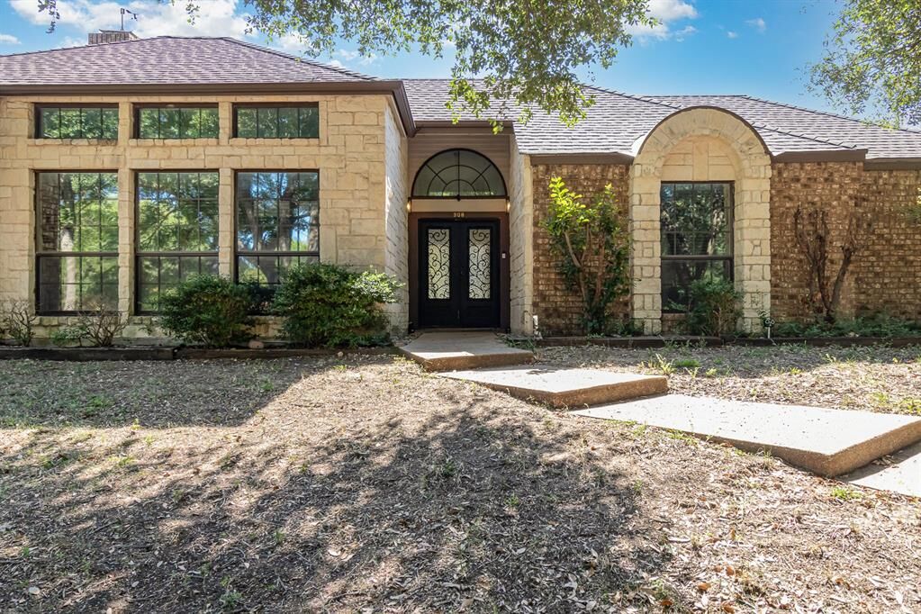 Property Photo:  908 Forest Glen Drive  TX 75115 