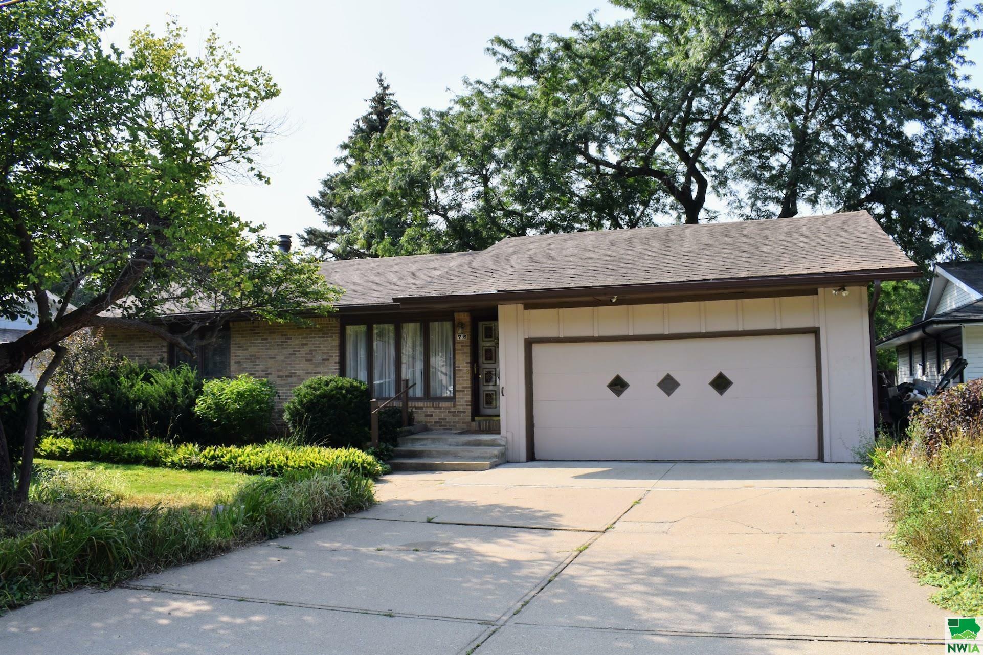 Property Photo:  72 W Clifton Ave  IA 51104 