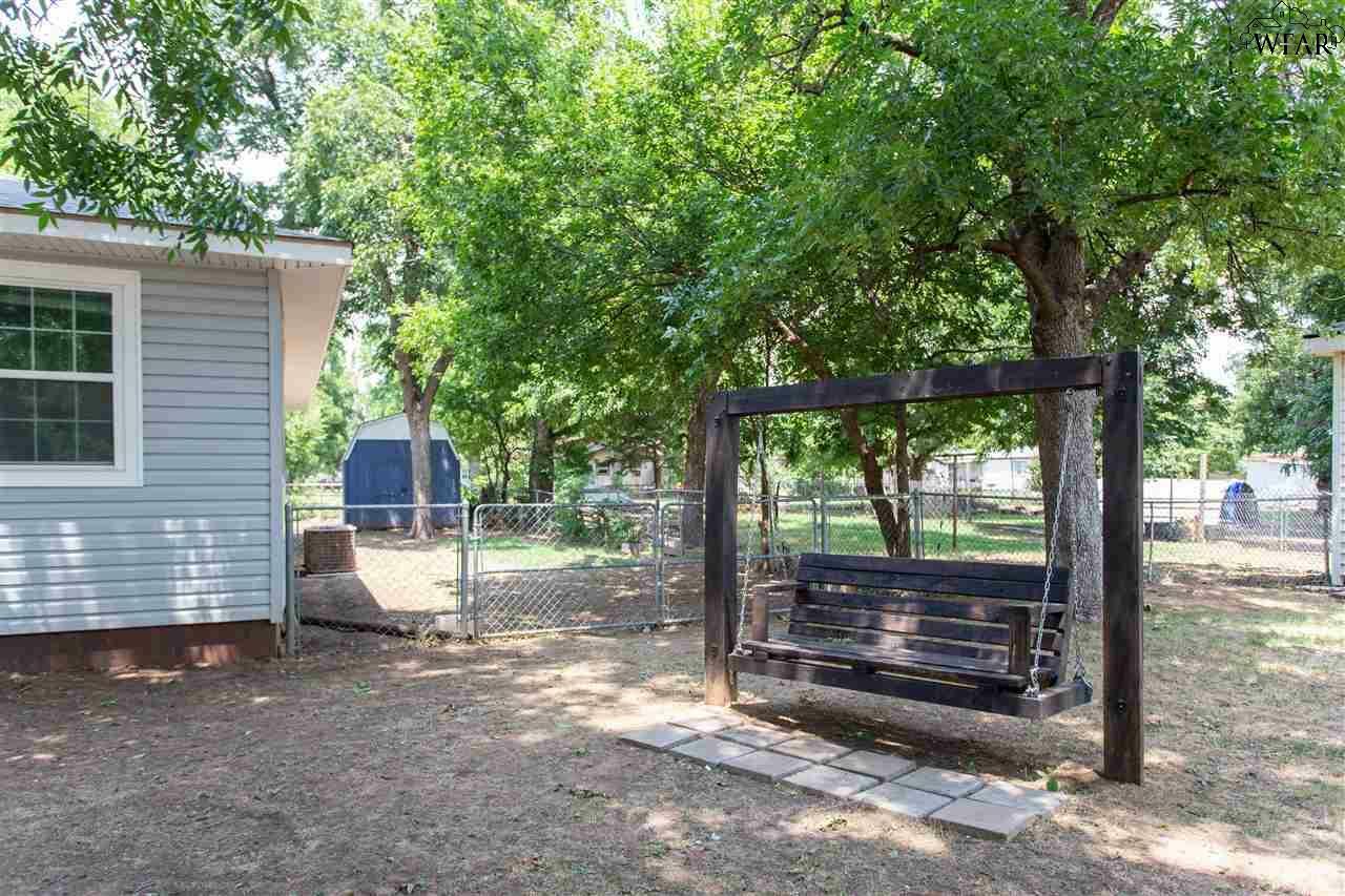 Property Photo:  427 W College Street  TX 76354 