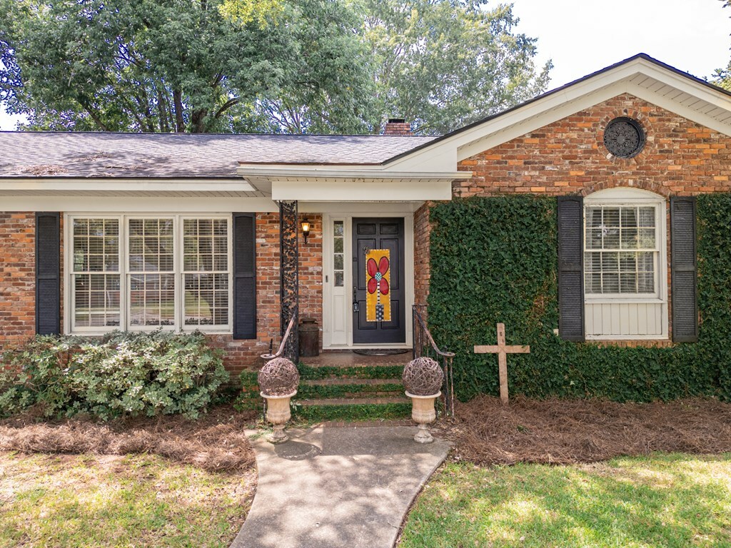 Property Photo:  2019 Robinhood Road  GA 31707 