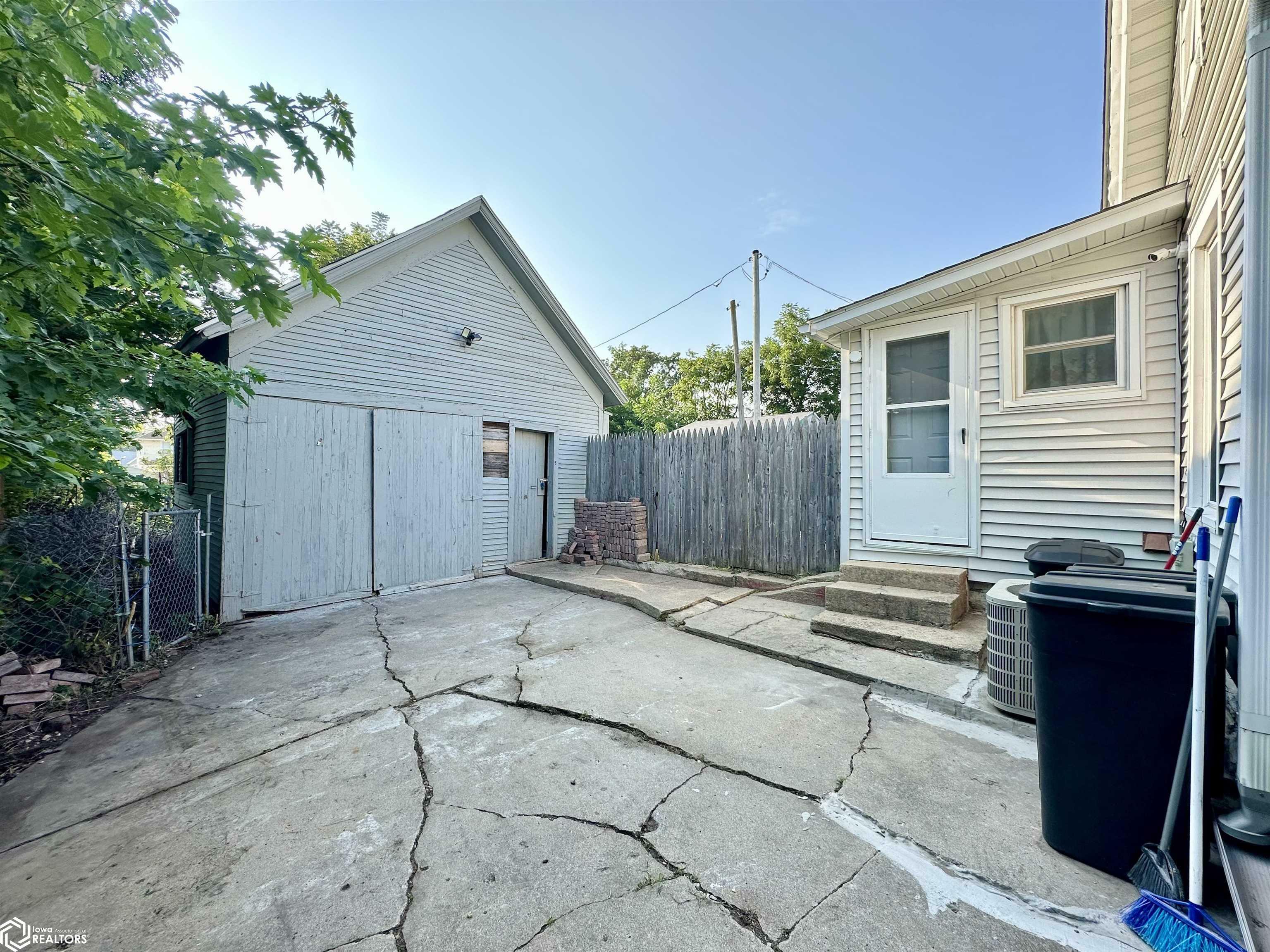 Property Photo:  512 N 2nd Street  IA 50158 