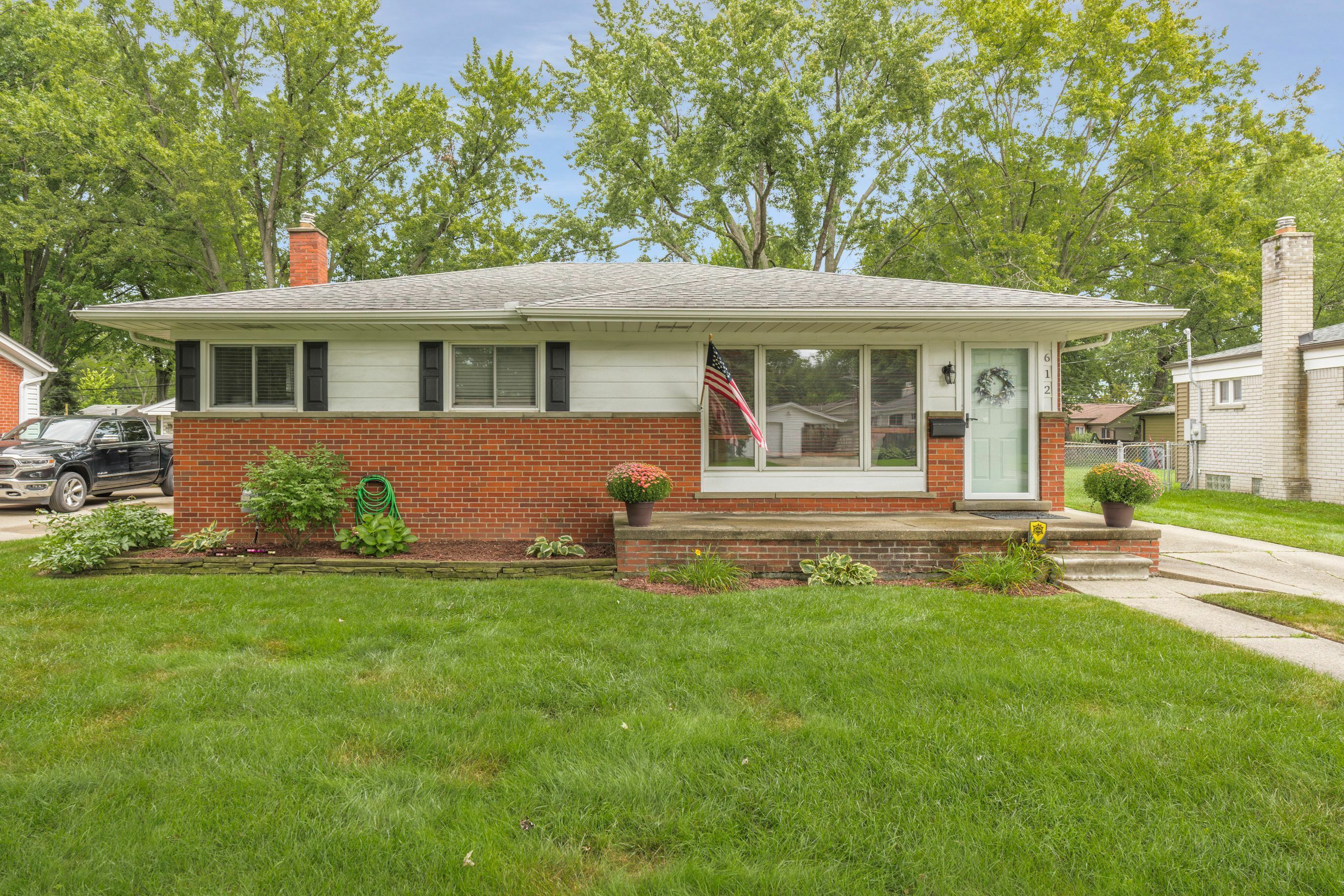 Property Photo:  612 Kenyon Drive  MI 48083 1050 