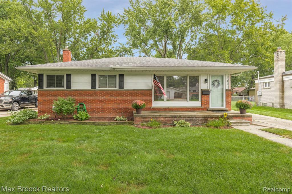 Property Photo: 612 Kenyon Drive MI 48083 1050