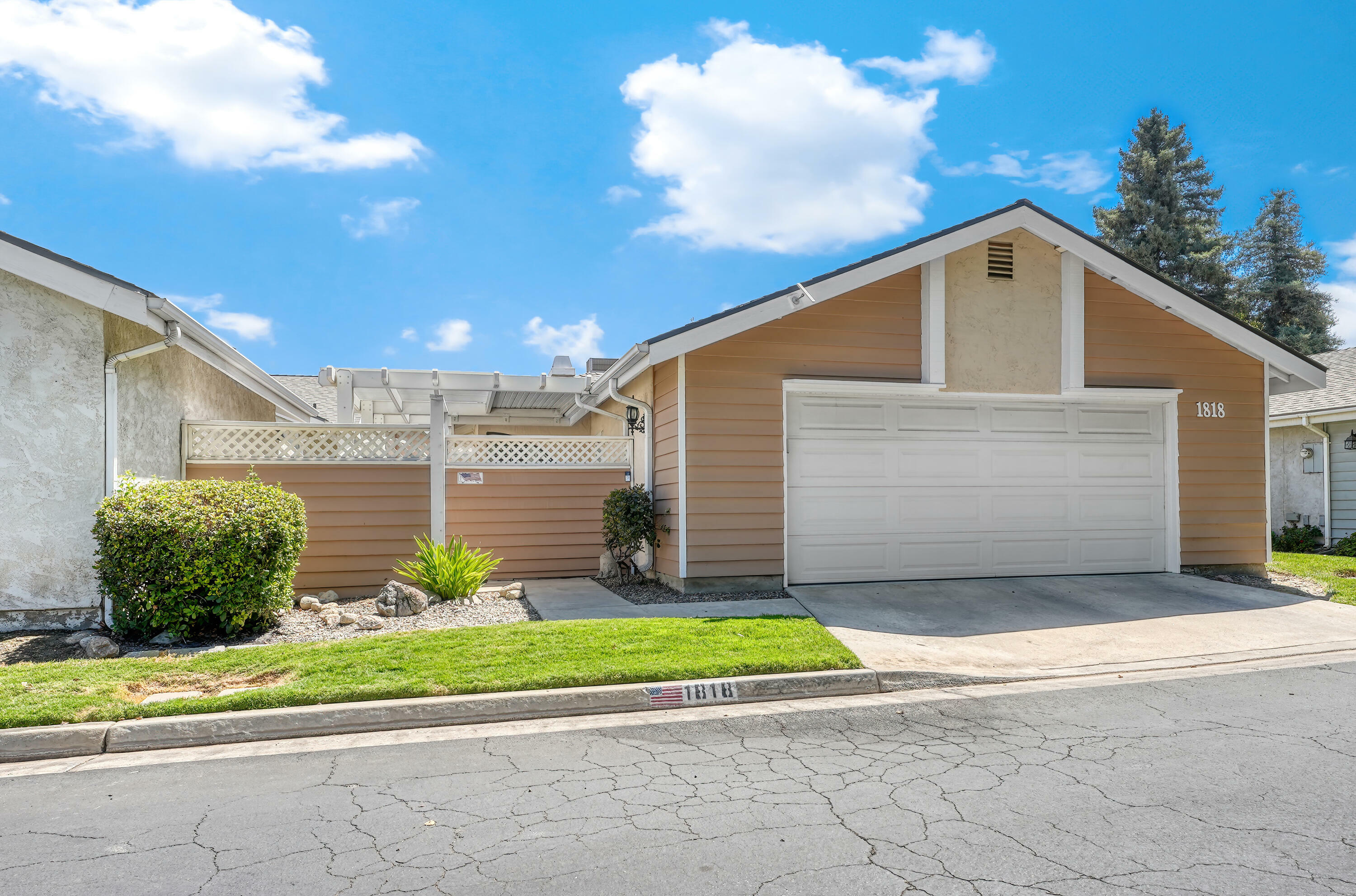 Property Photo:  1818 S Pinnacle Street  CA 93292 