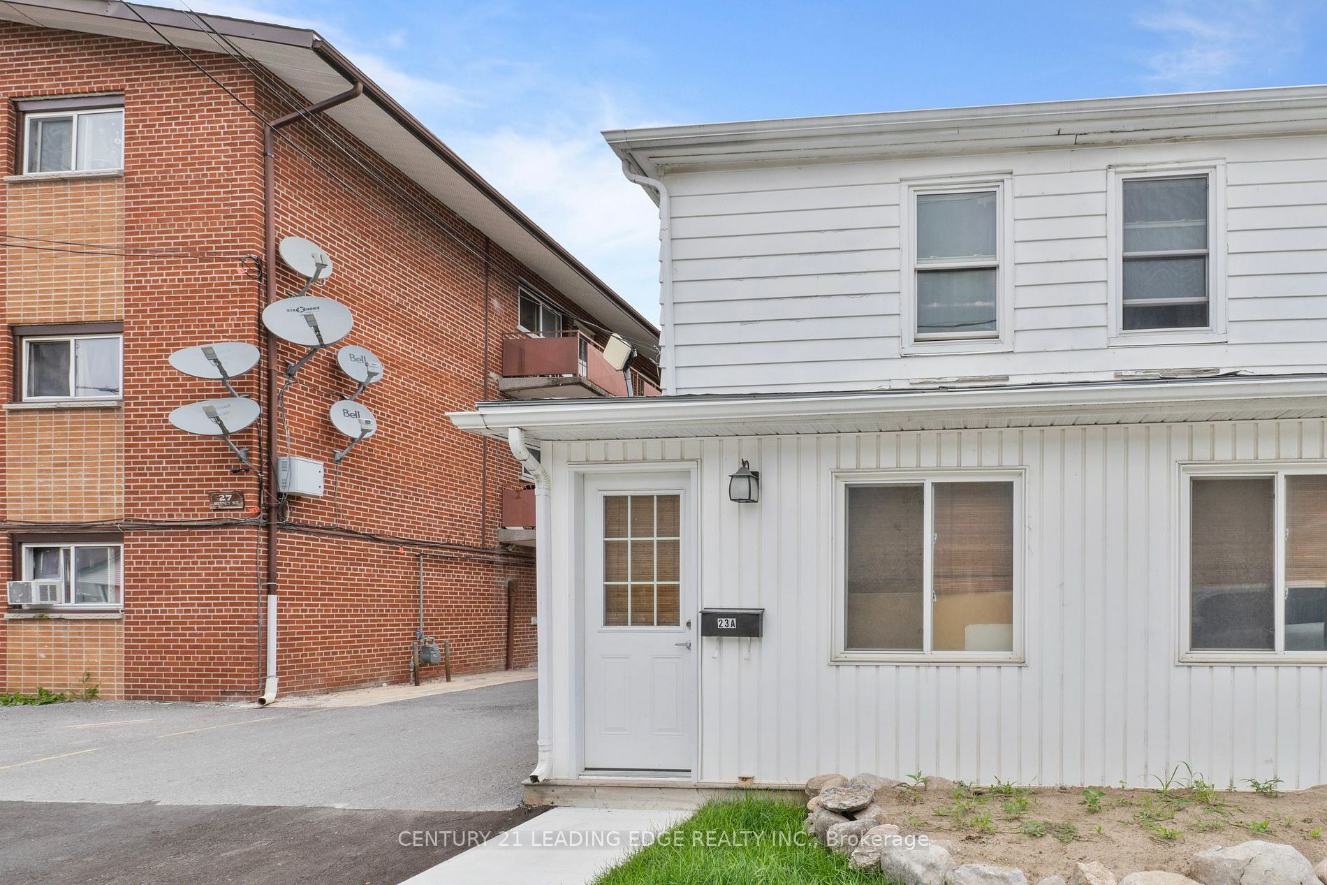 Property Photo:  23 1/2 Murney St  ON K8P 3N5 