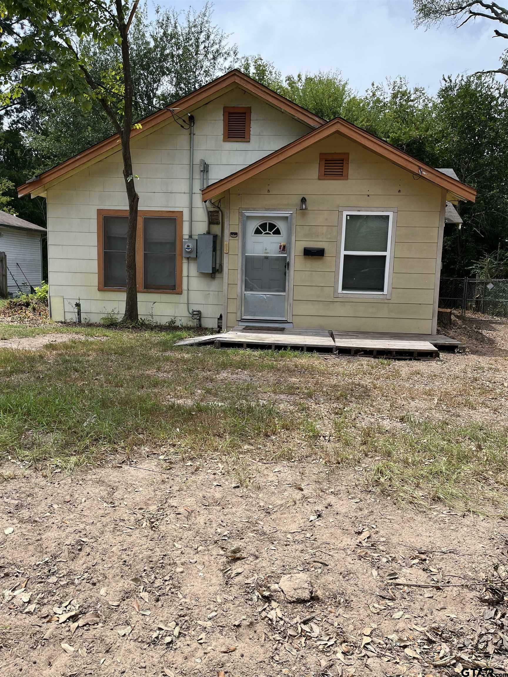 Property Photo:  805 University  TX 75773 