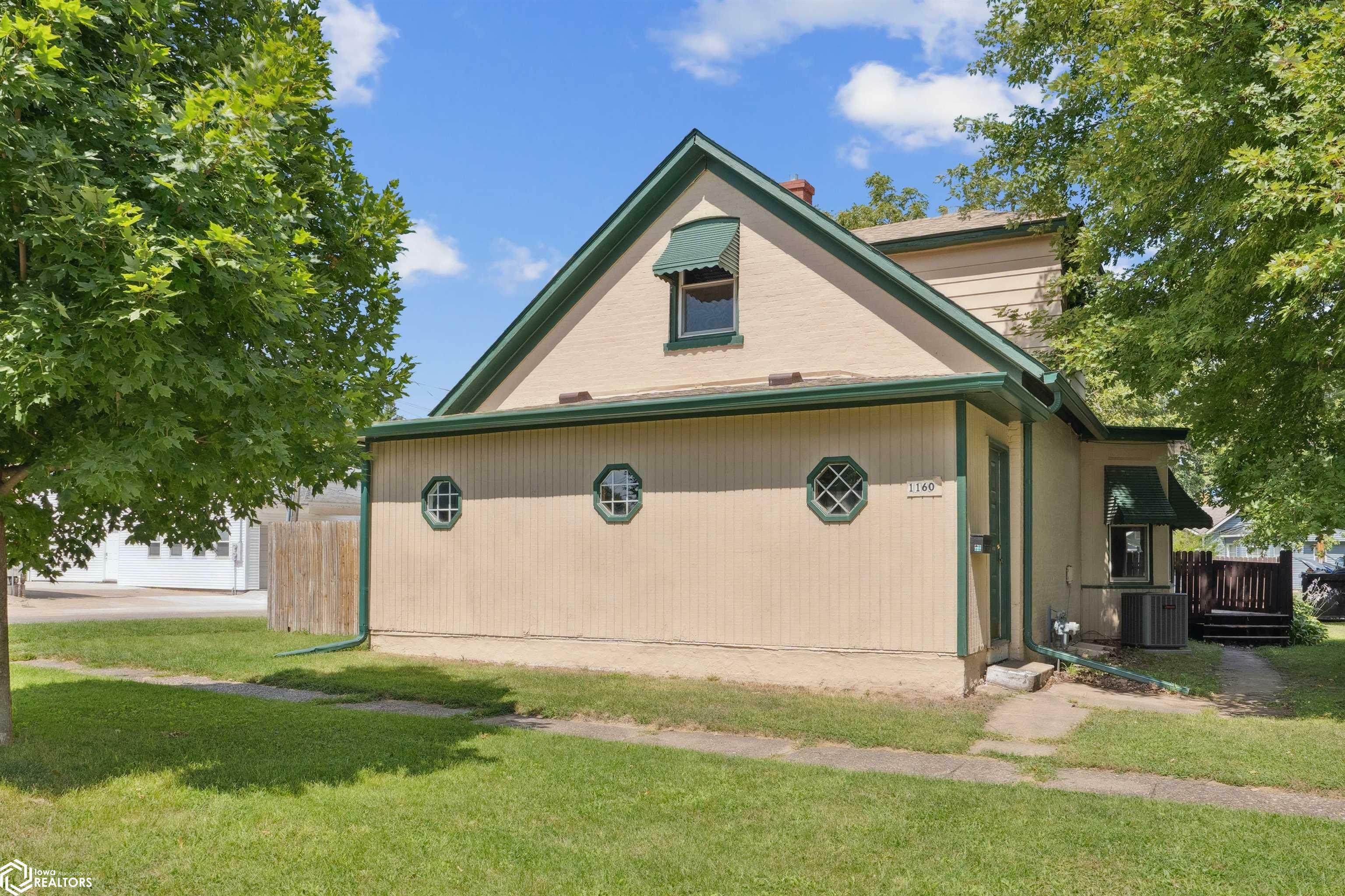 Property Photo:  1160 Ash Street  IA 52601 