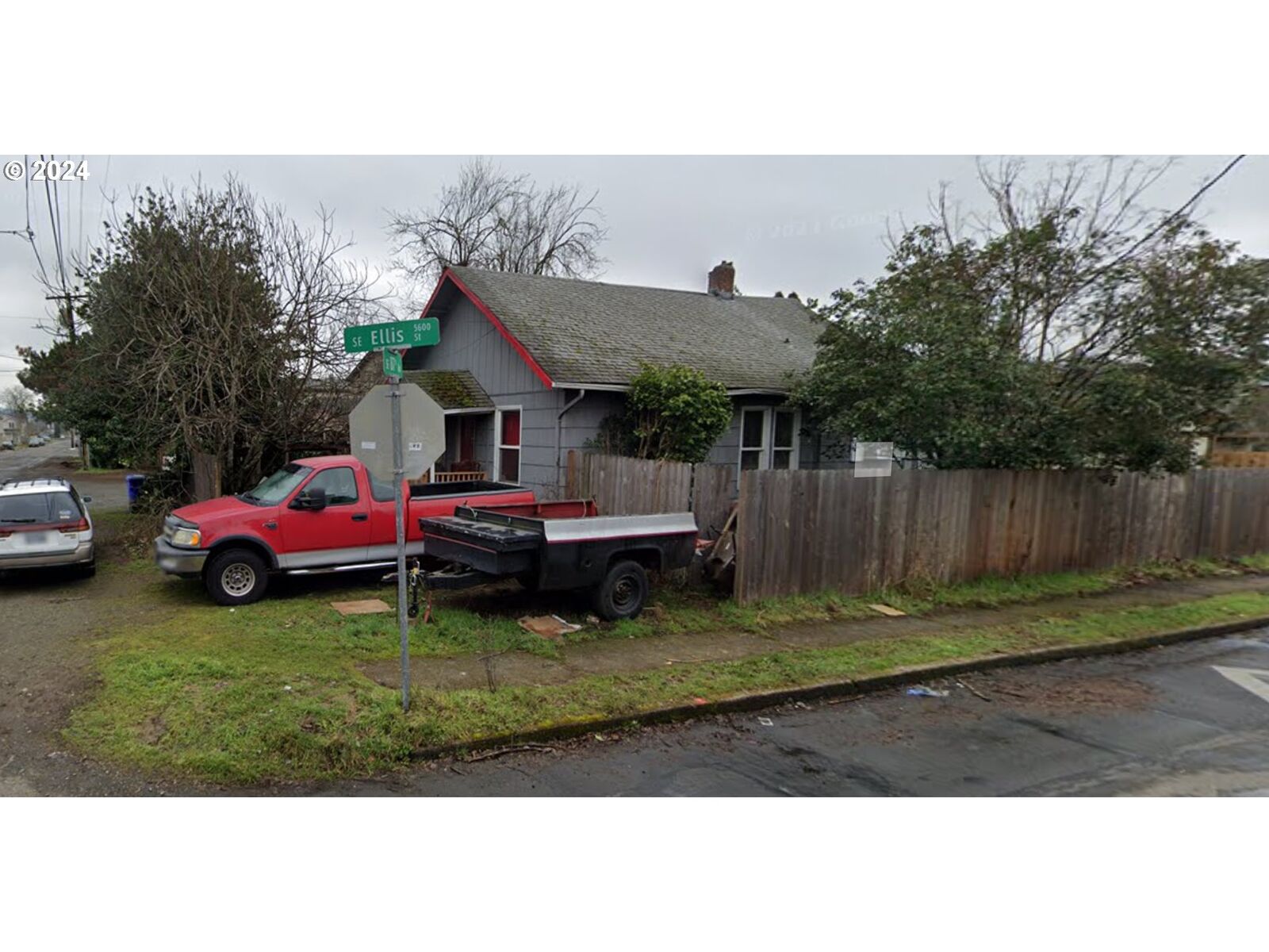 Property Photo: 8716 SE Ellis St OR 97266