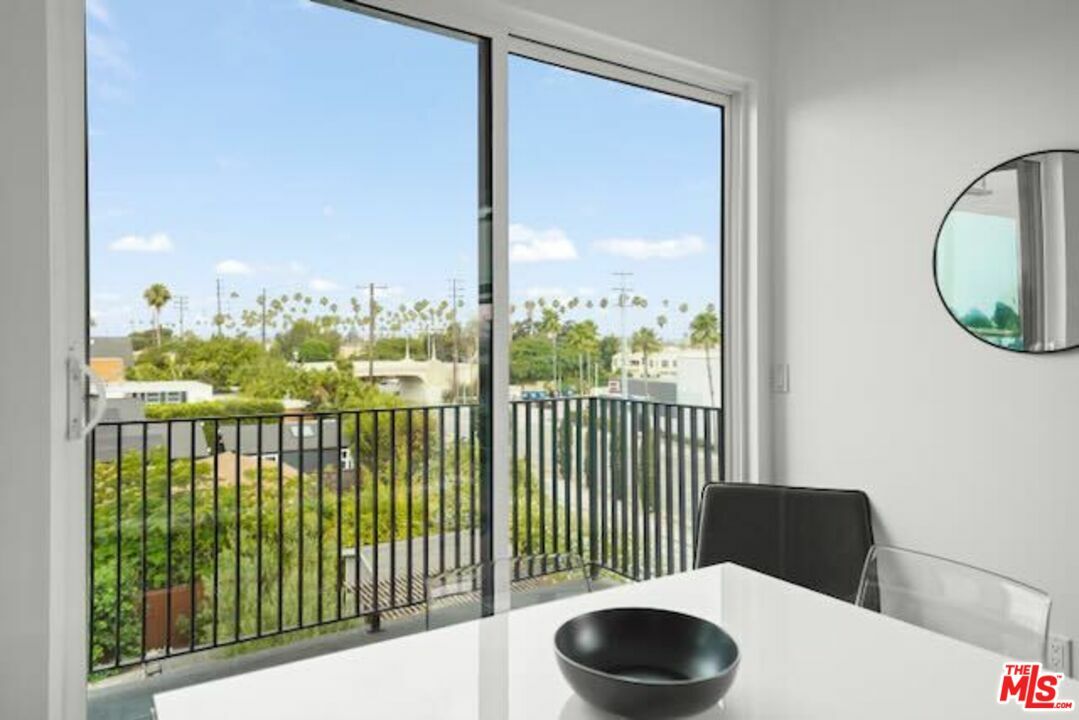 Property Photo:  4537  W 16th Pl 4537  CA 90019 