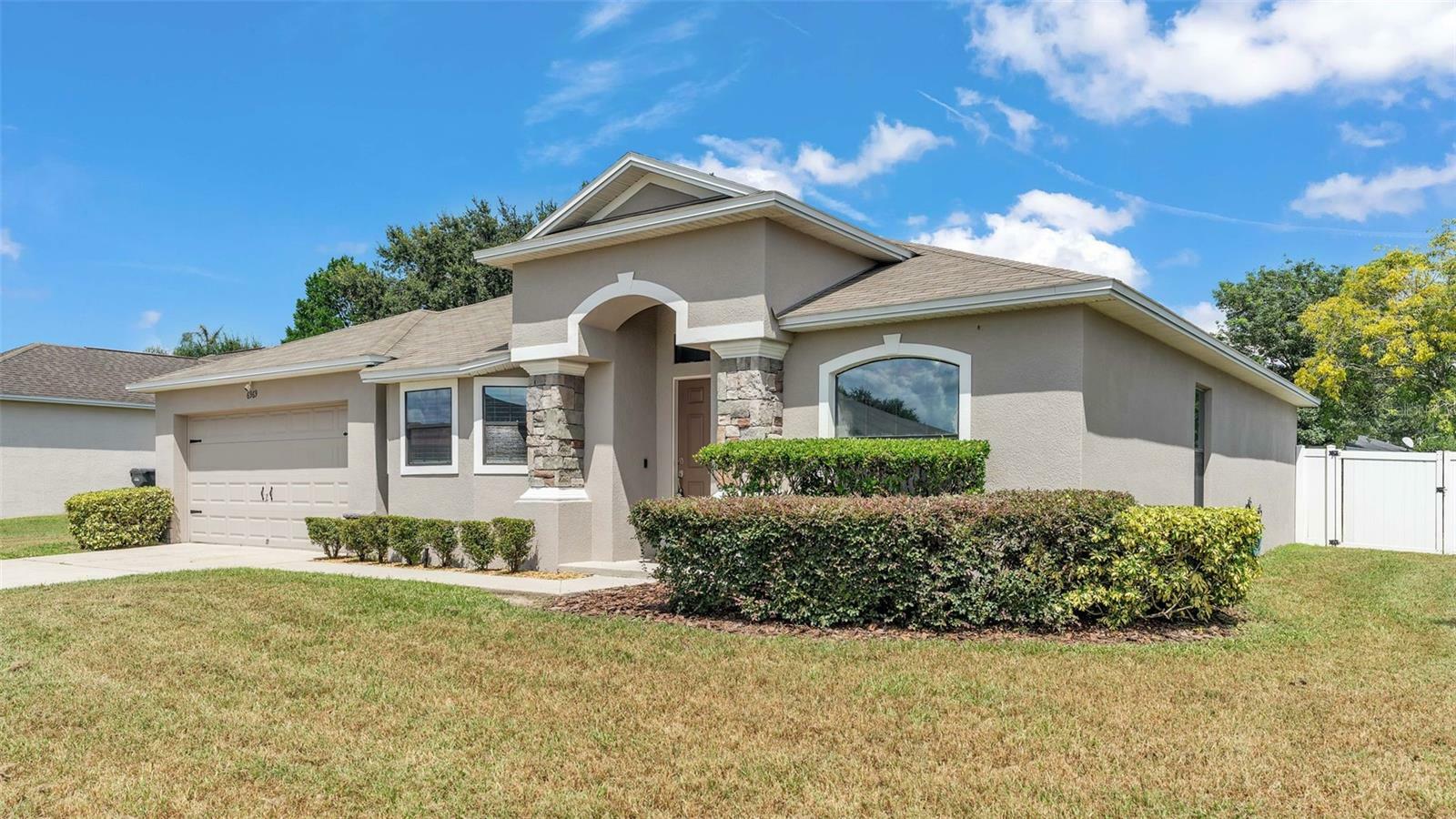 Property Photo:  6969 Heatherbrook Drive  FL 33809 