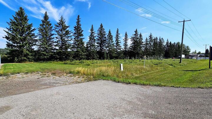 Property Photo: 716 Main Avenue W AB T0M 1X0