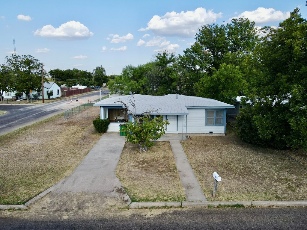 Property Photo:  1302 State St  TX 76904 