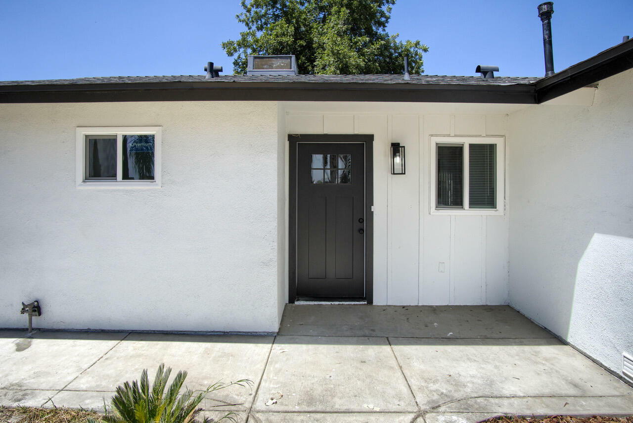 Property Photo:  1125 N Farmersville Boulevard  CA 93223 