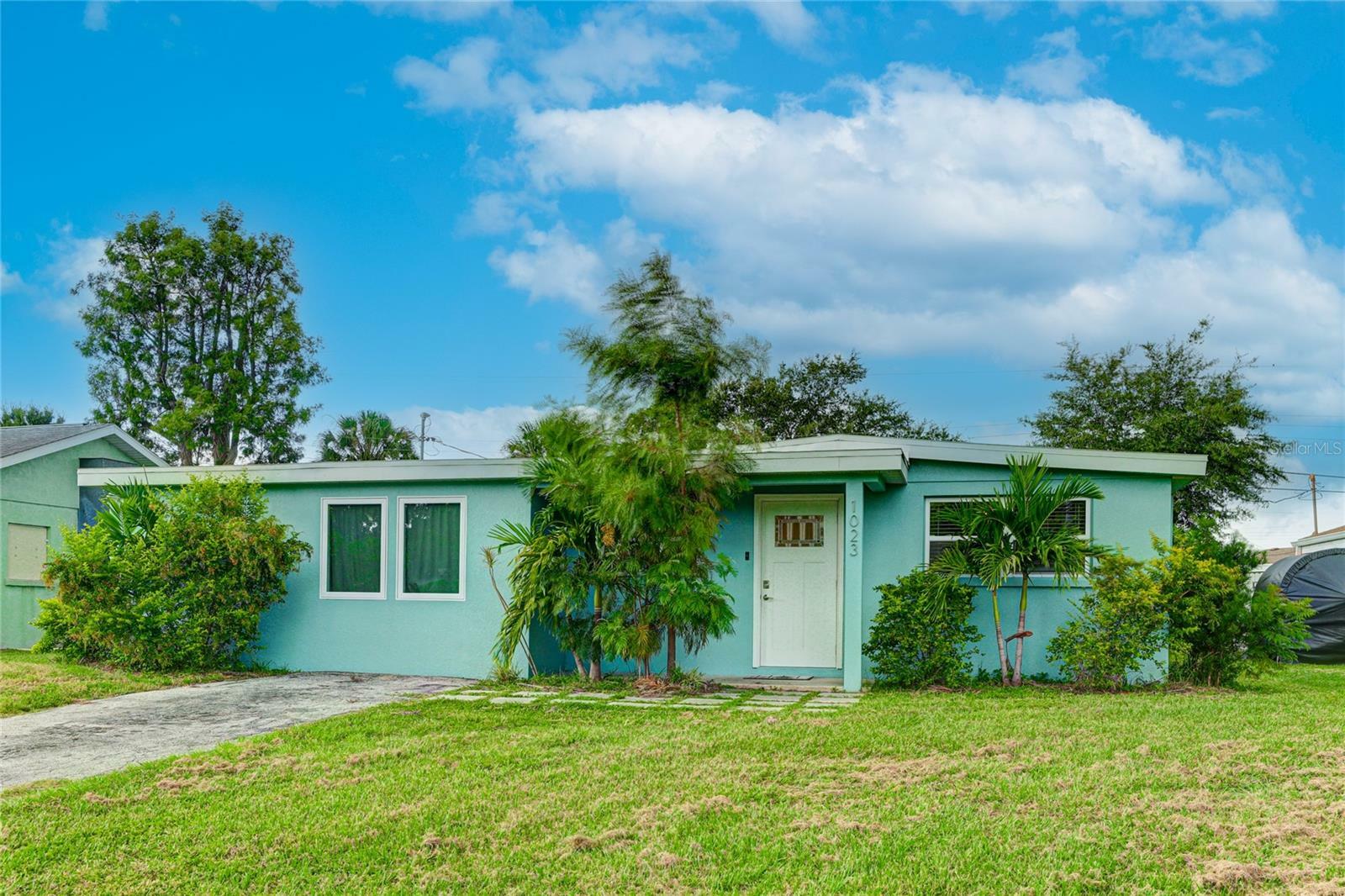 Property Photo:  1023 Roberta Street  FL 34285 