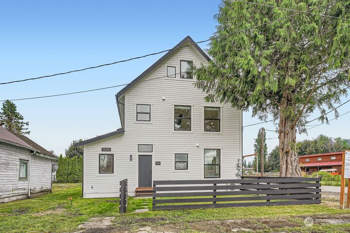 31628 W Commercial Street 201  Carnation WA 98014 photo