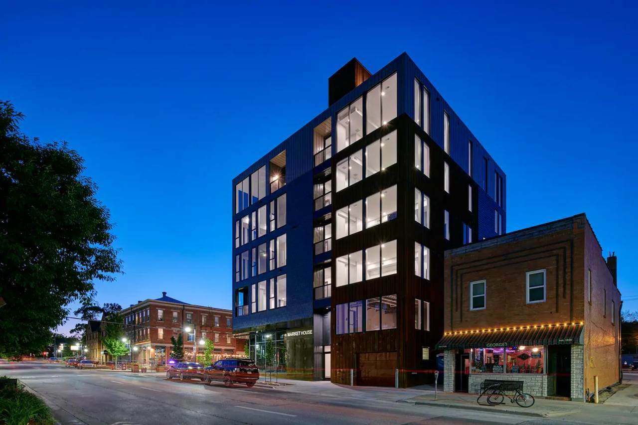 Property Photo: 202 N Linn St 202 IA 52245