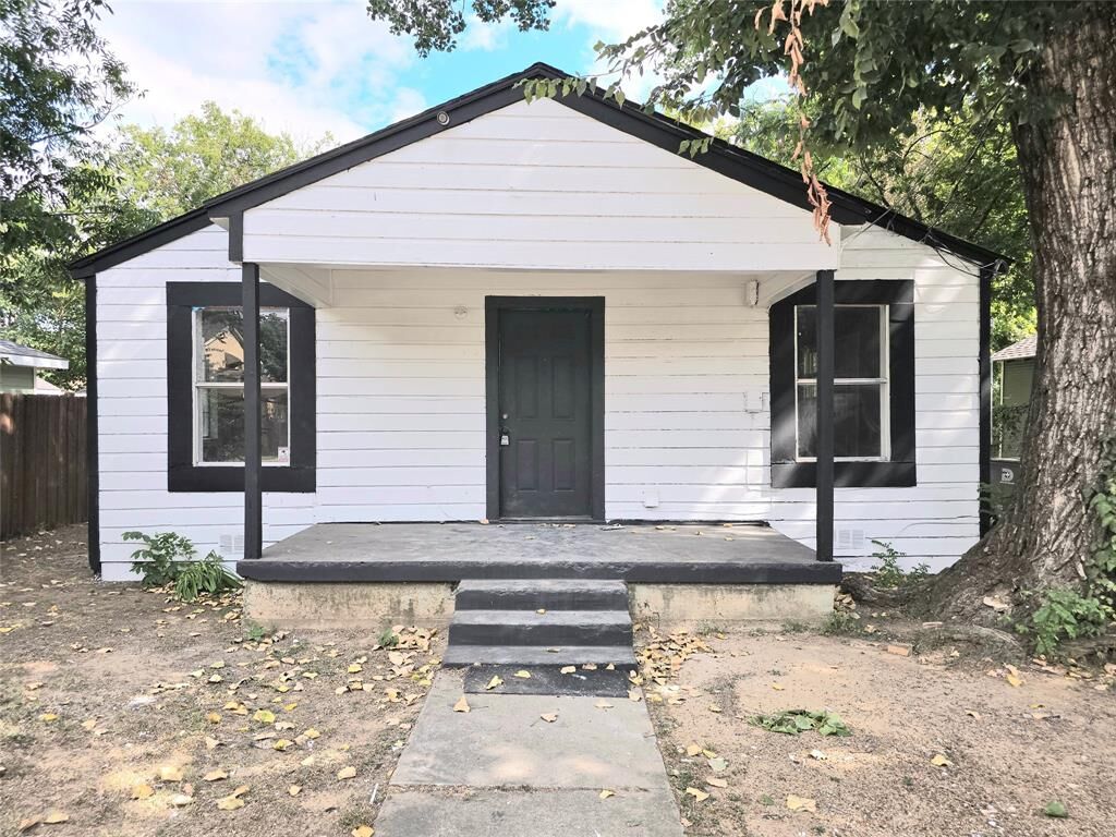 Property Photo: 2310 Lawrence Street TX 75215