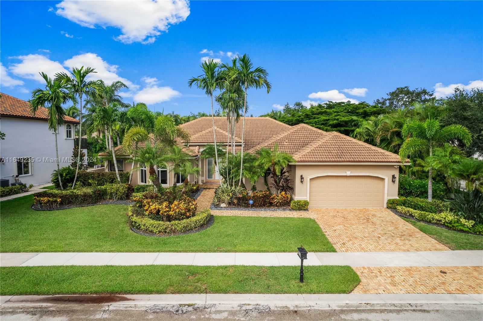 Property Photo:  2685 Meadowood Dr  FL 33332 