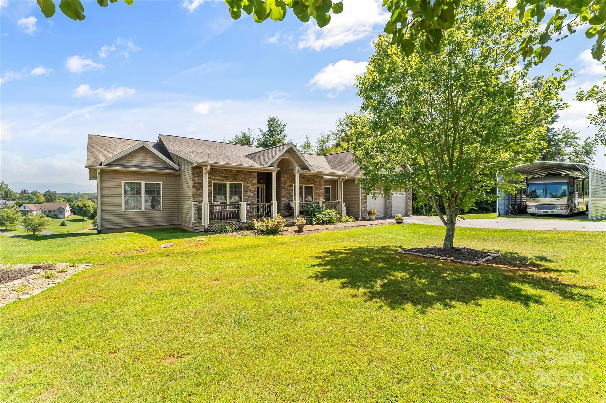 Property Photo:  435 Ridgeview Road  NC 28748 