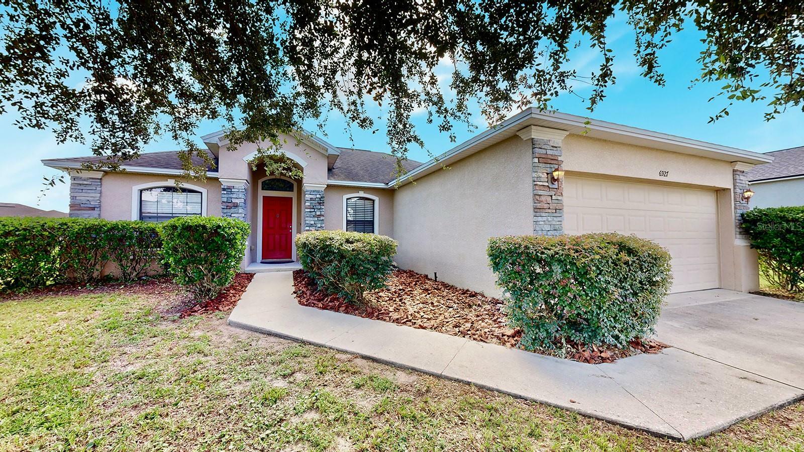 Property Photo:  6927 Heatherbrook Drive  FL 33809 