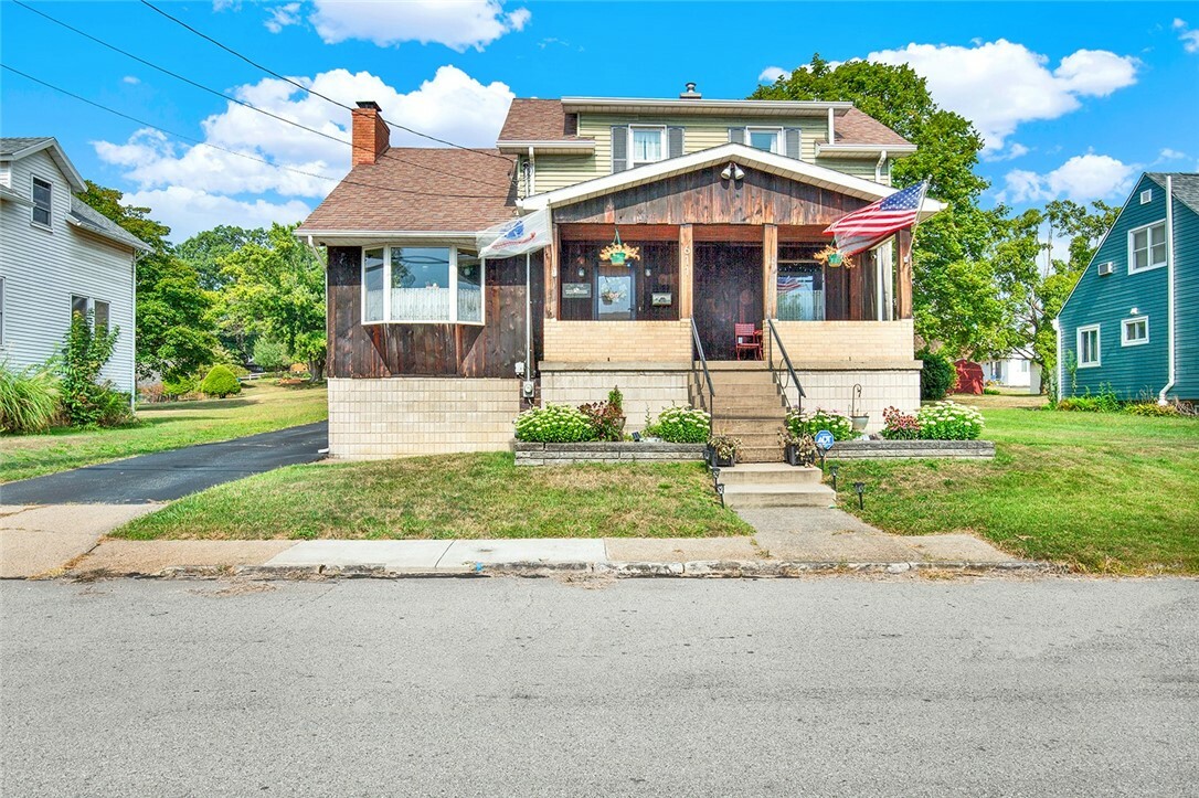 Property Photo:  611 S 5th St  PA 15697 