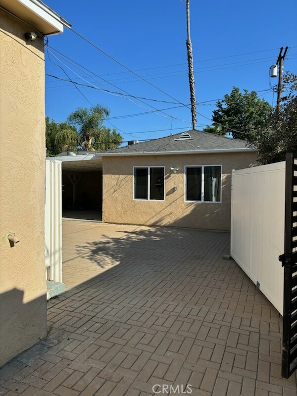 Property Photo:  17621 Victory Boulevard  CA 91406 