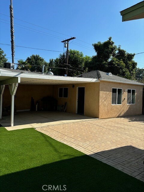 Property Photo:  17621 Victory Boulevard  CA 91406 