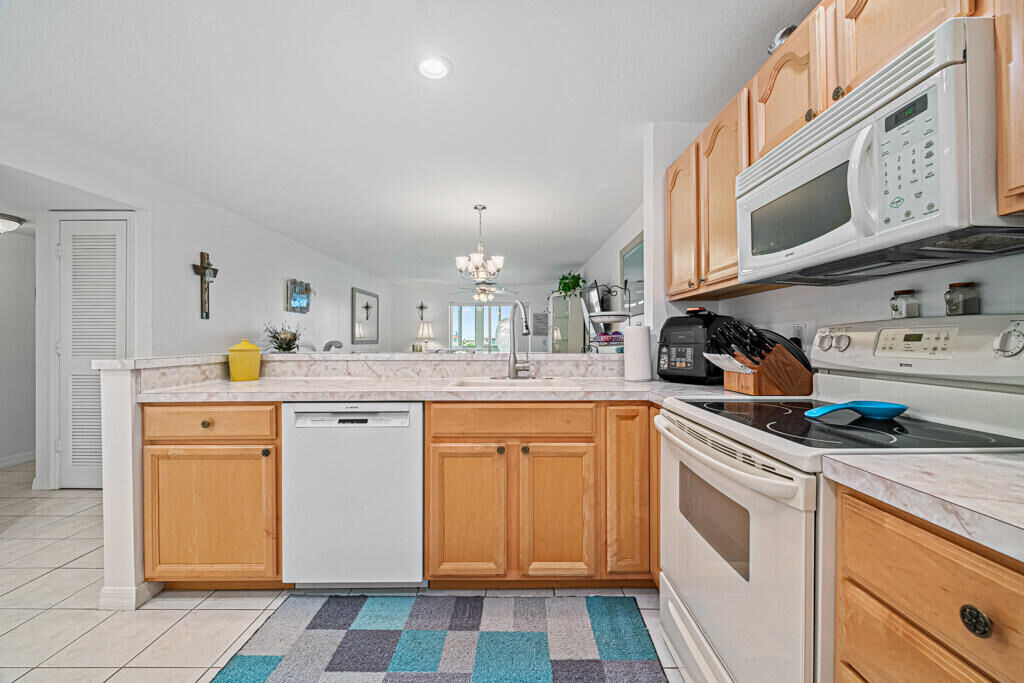 Property Photo:  2600 NE 1st Lane 403  FL 33435 