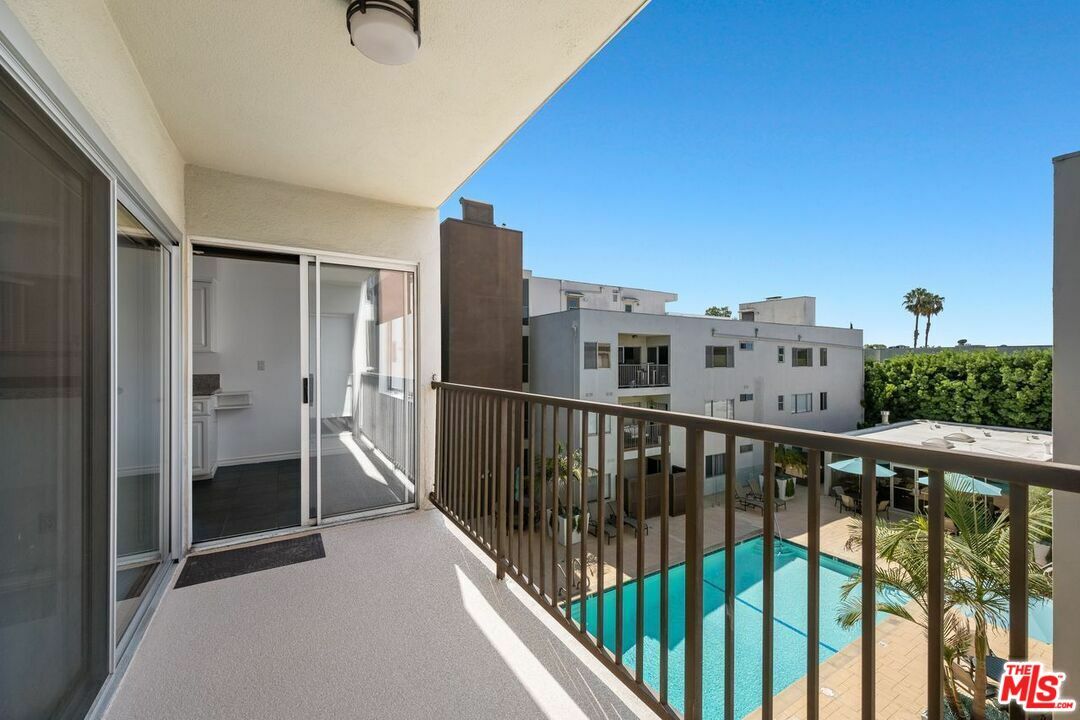 Property Photo:  949 N Kings Rd 309  CA 90069 