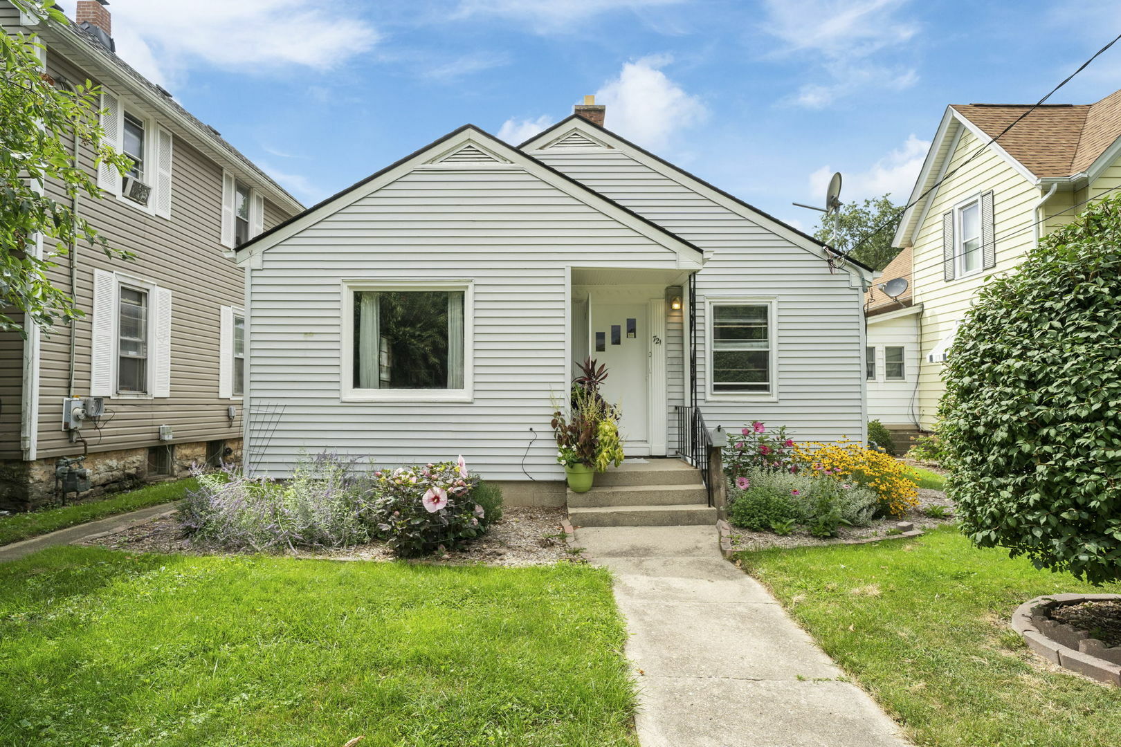 Property Photo:  721 Sexton Street  IL 60505 