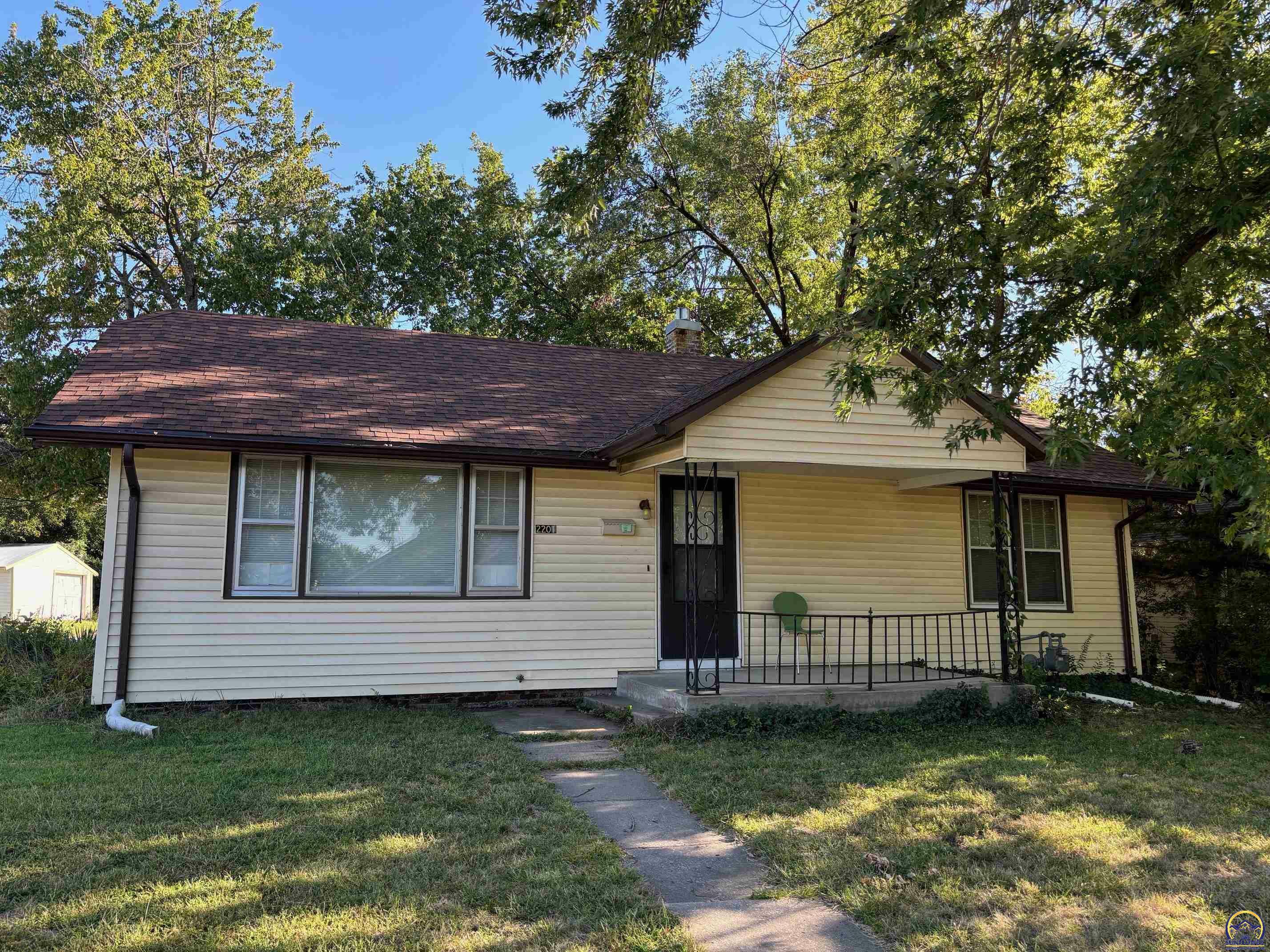 2201 SW Kensington Ct  Topeka KS 66606 photo