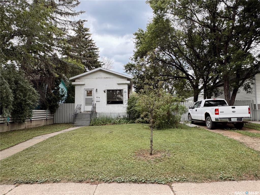 Property Photo:  834 L Avenue N  SK S7L 2R4 