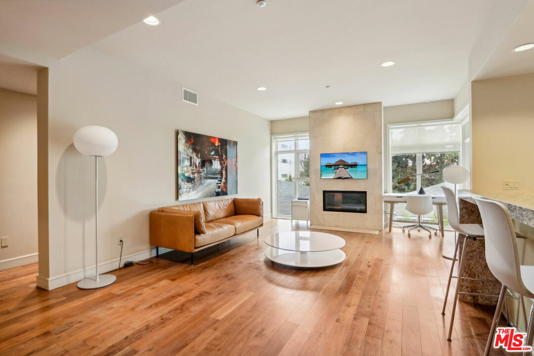 Property Photo:  447  N Doheny Dr 304  CA 90210 