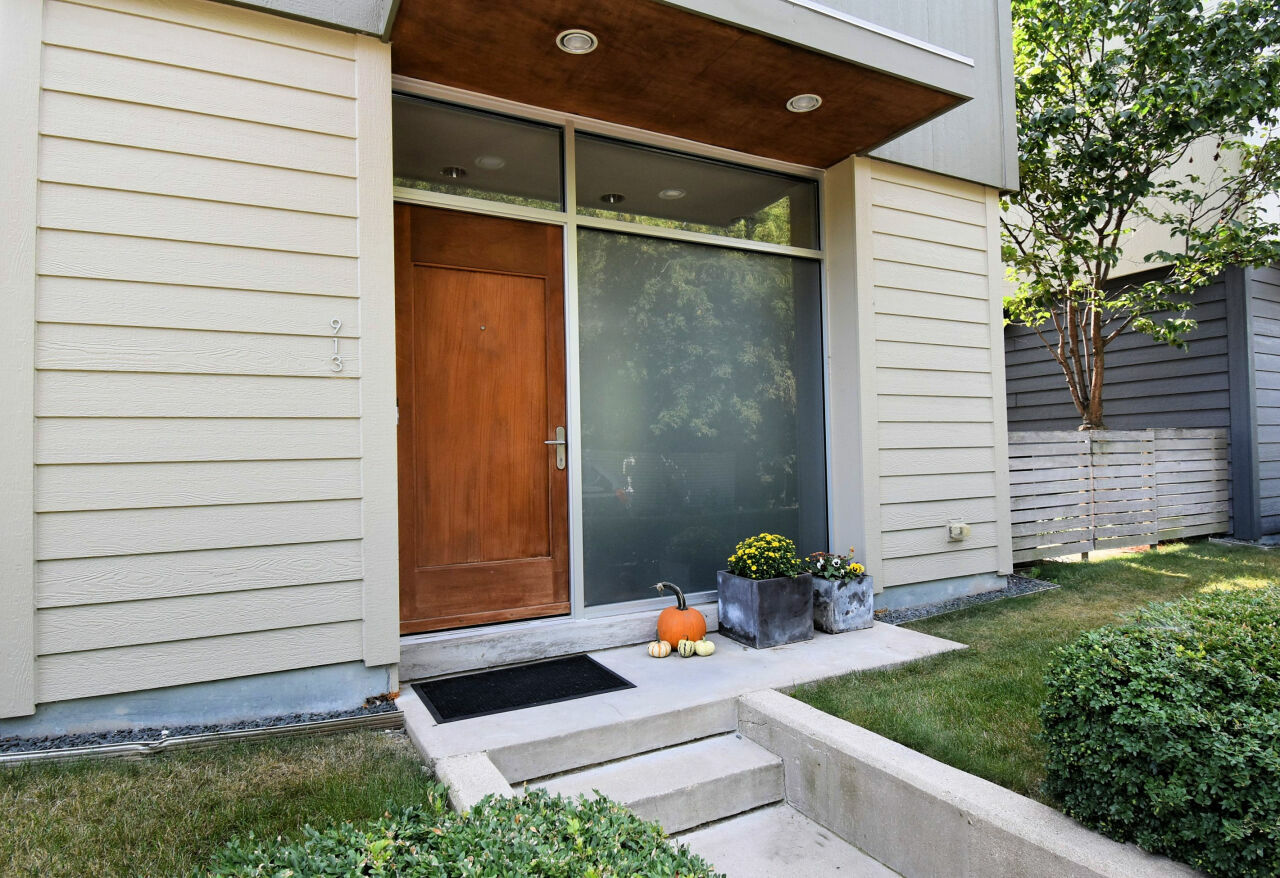 Property Photo:  913 E Reservoir Ave 913  WI 53212 