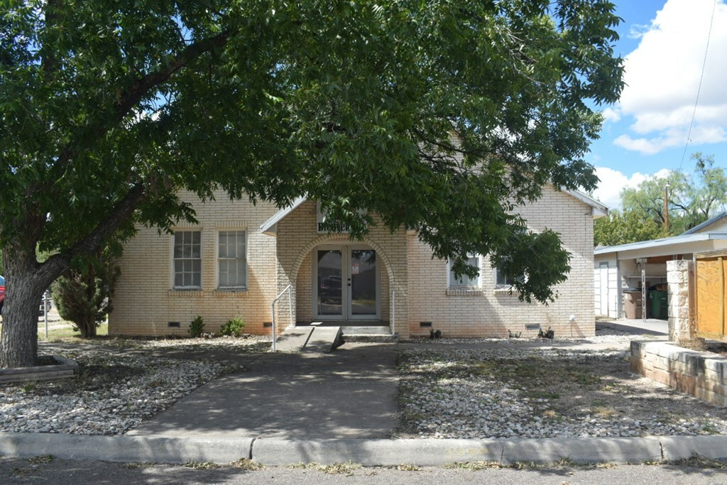 Property Photo:  36 W 24th St  TX 76906 