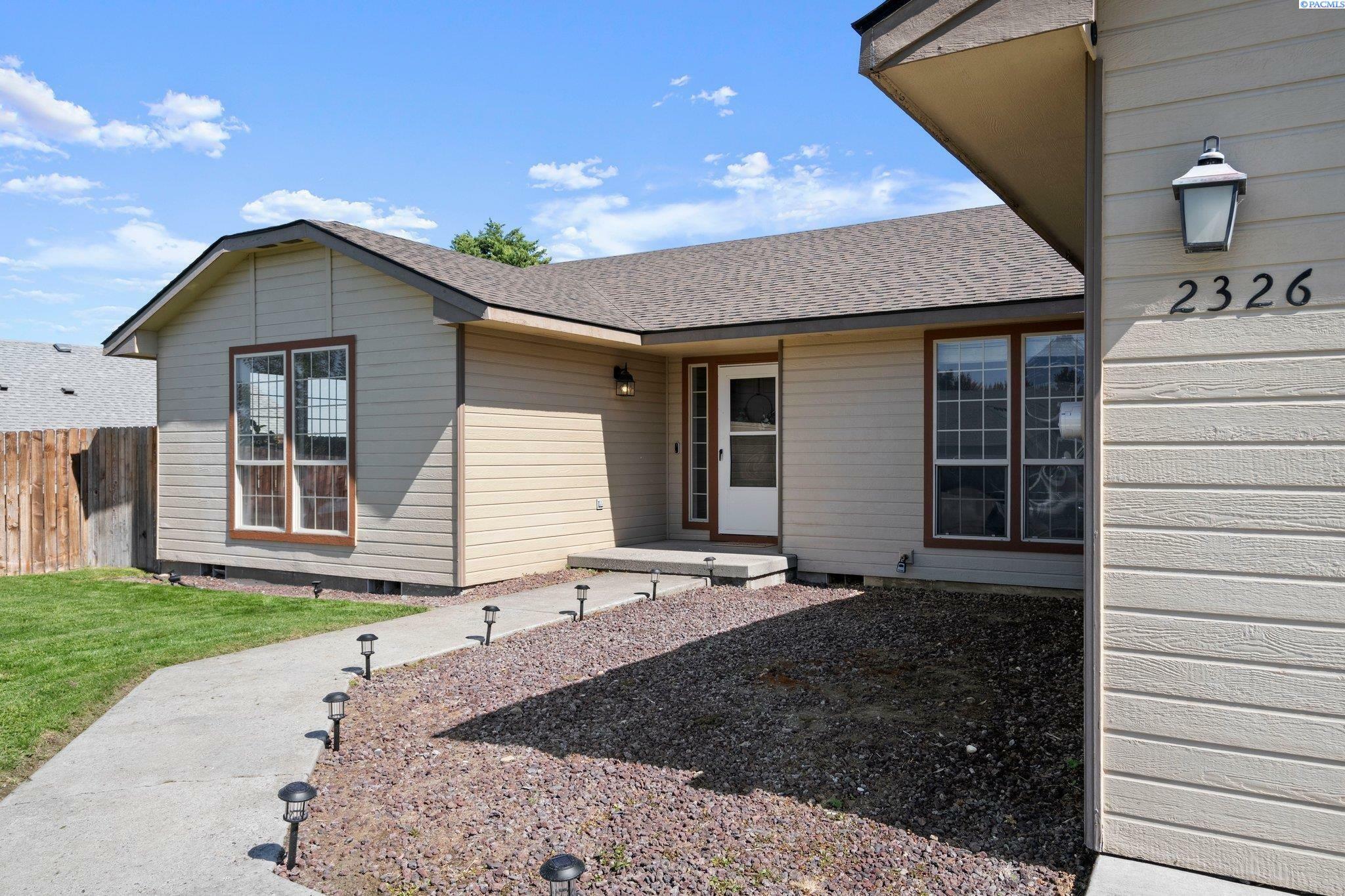 Property Photo:  2326 N Pittsburg St  WA 99336 