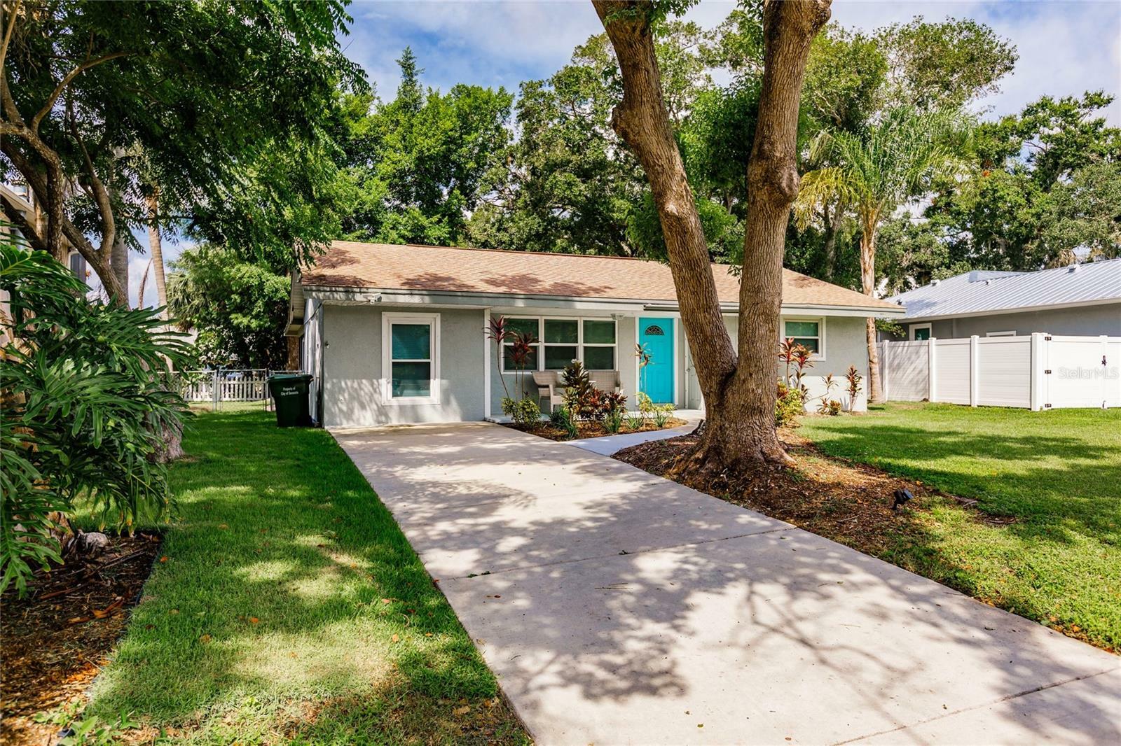 Property Photo:  1318 Loma Linda Court  FL 34239 