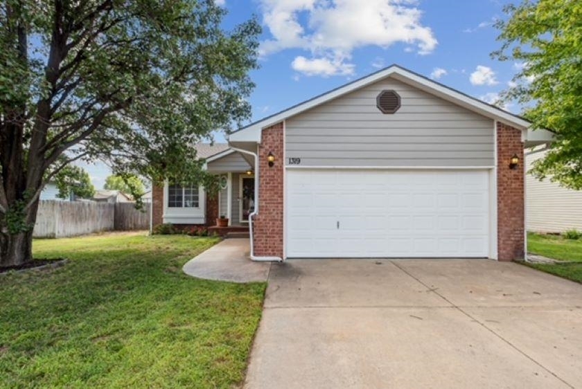 Property Photo:  1319 E Lonna St  KS 67060 