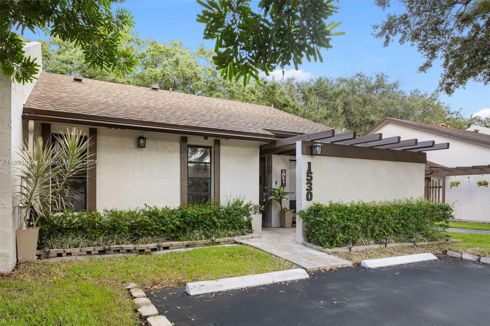 Property Photo:  1530 NW 96th Ave 1530  FL 33024 