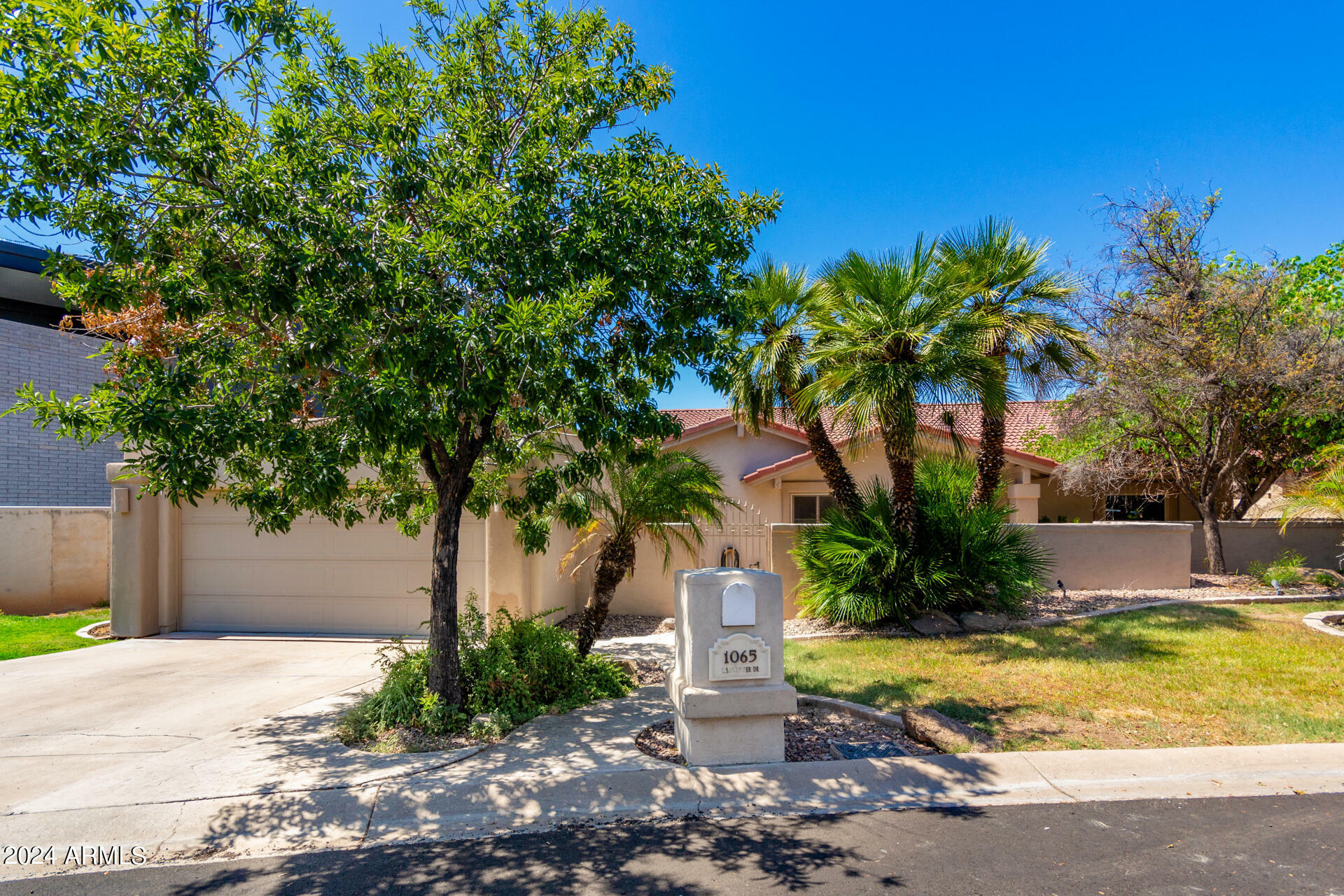 Property Photo:  1065 E Sandpiper Drive  AZ 85283 