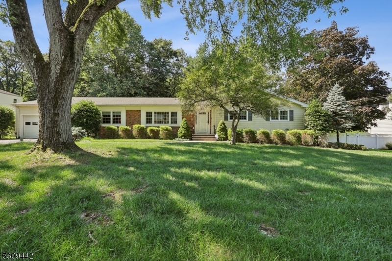 Property Photo:  3 Pin Oak Rd  NJ 07006 